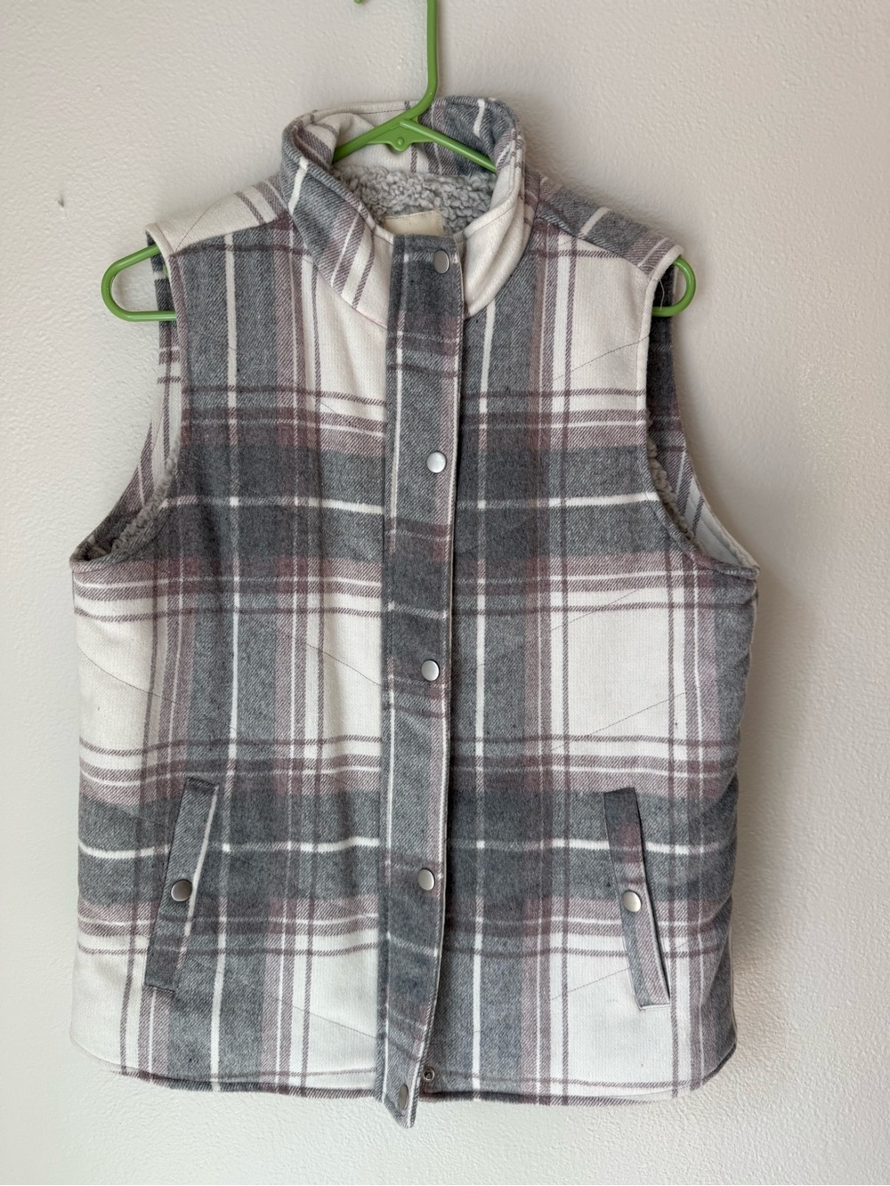 Sleeveless Plaid Sherpa Vest - Gray & Cream